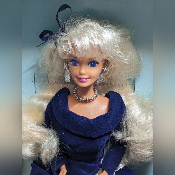Vintage Avon Winter Velvet Barbie 1995 Rare Very Hard To Find Mattel Unique Rare - Picture 10 of 11